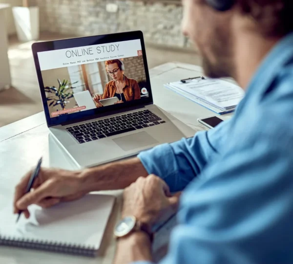 agente inmobiliario trabajando en formación inmobiliaria desde ordenador